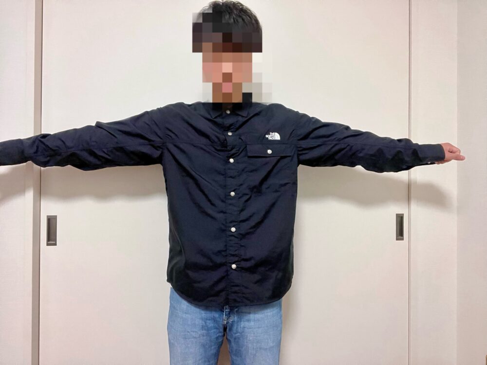 ロングスリーブヌプシシャツ　身長170㎝，体重68㎏ Mサイズ着用時のサイズ感（正面から腕を開いた状態）