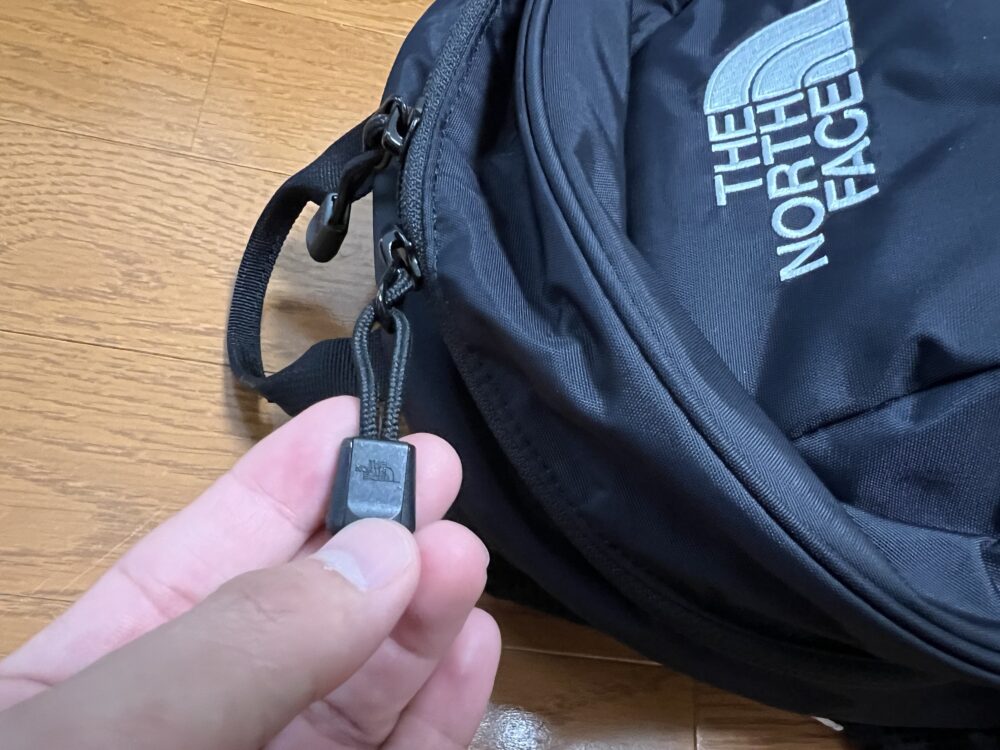 掴みやすいジッパータグ