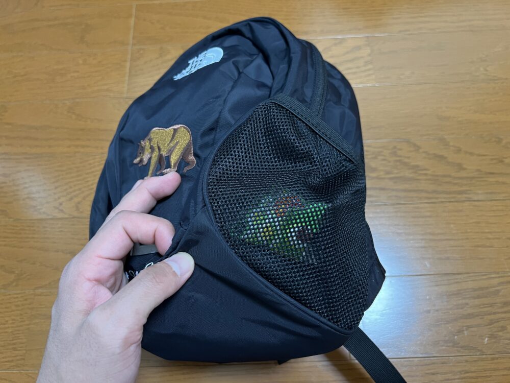 お菓子をいれることが出来るサイドポケット