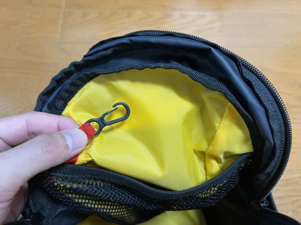メッシュの部分にはキーホルダー