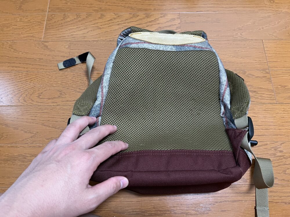 背面のメッシュ構造