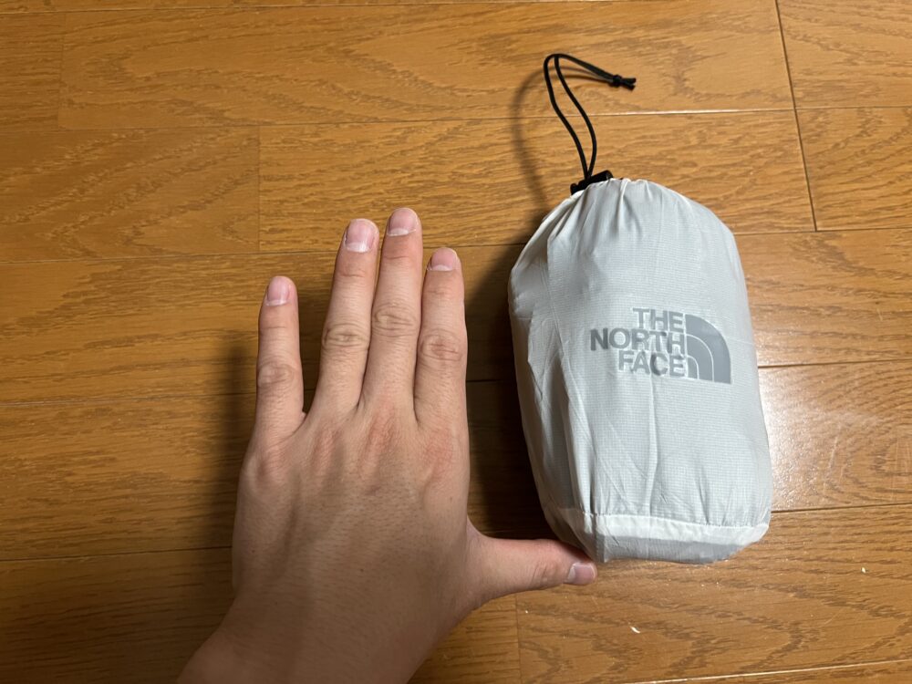 コンパクトアノラック専用の袋に入れる