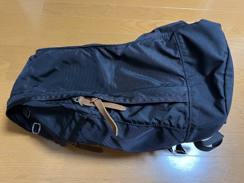 側面にかけて広がっていく形状