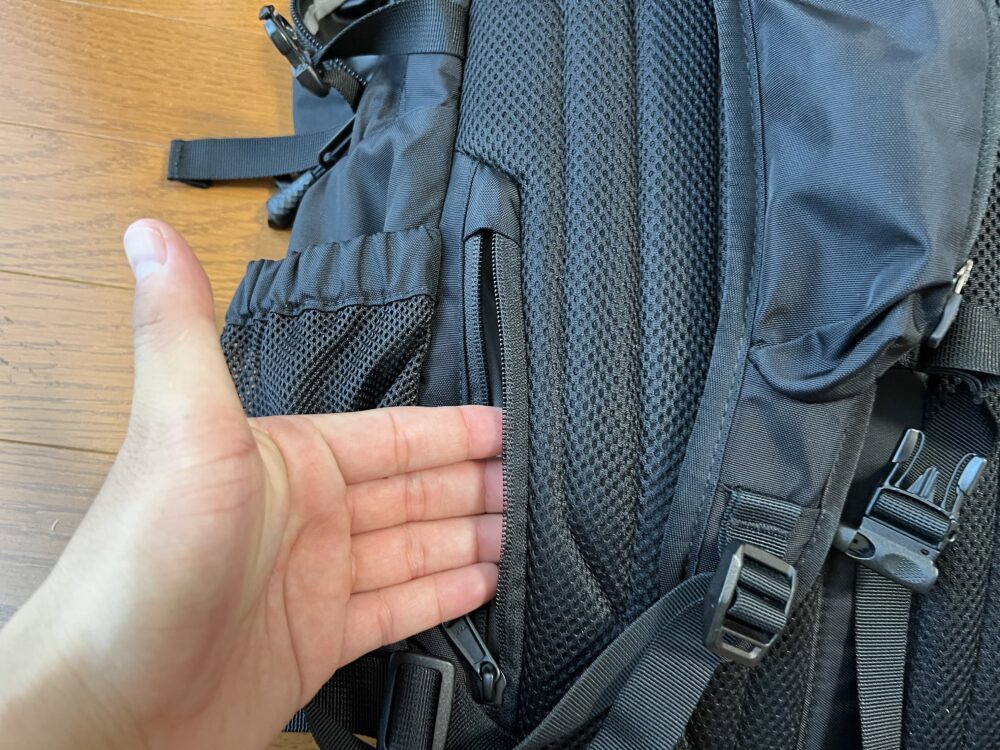背面のクッション脇のポケット