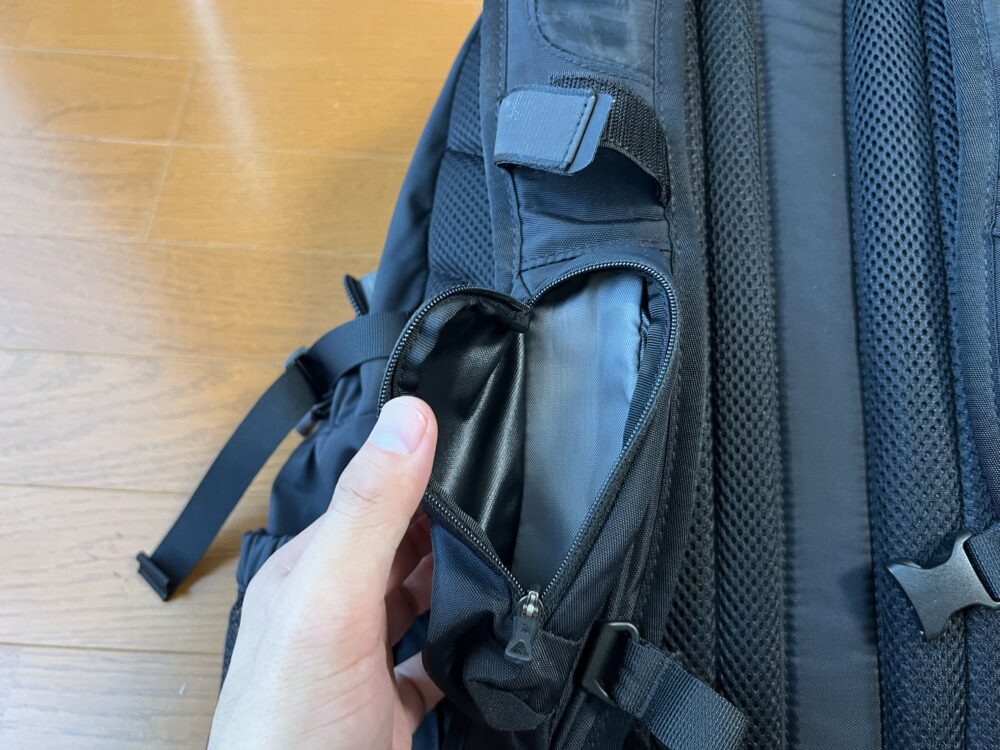 ショルダーハーネスにある袋