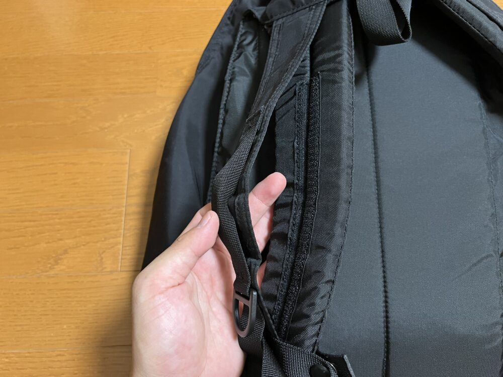 特徴的なショルダーハーネス