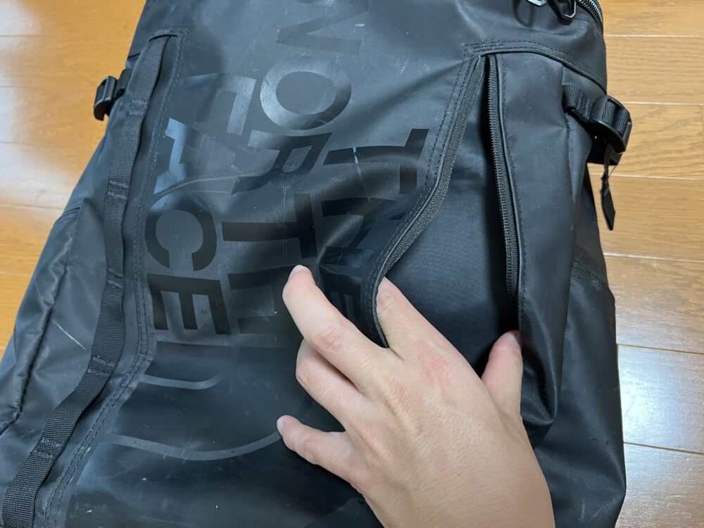 フロント部分の小物を整理できるポケット