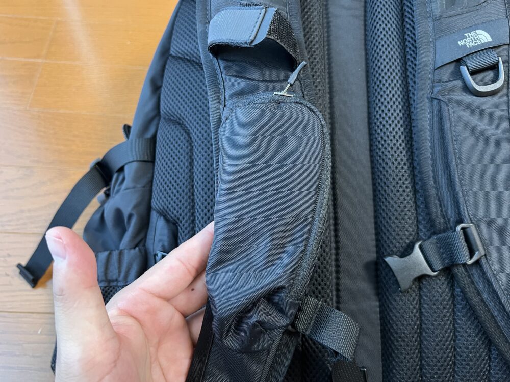 ショルダーハーネスにある袋