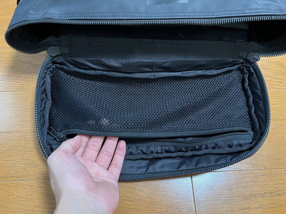 フルオープンにした部分の小物入れ
