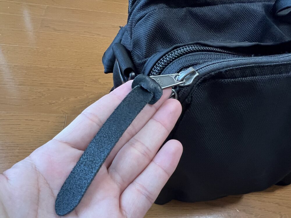 掴みやすいジッパータグ