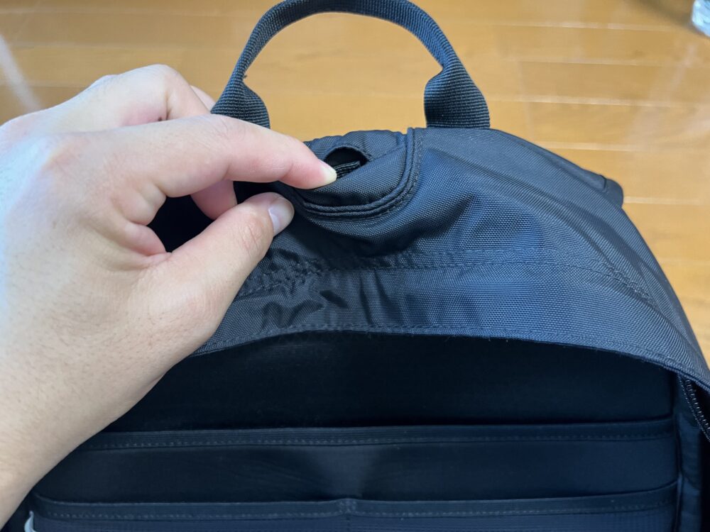 ハイドレーションを通す穴