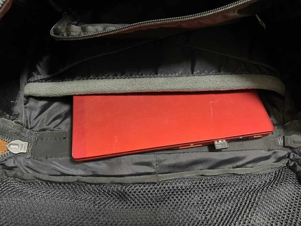PC収納用のクッション性のあるポケット