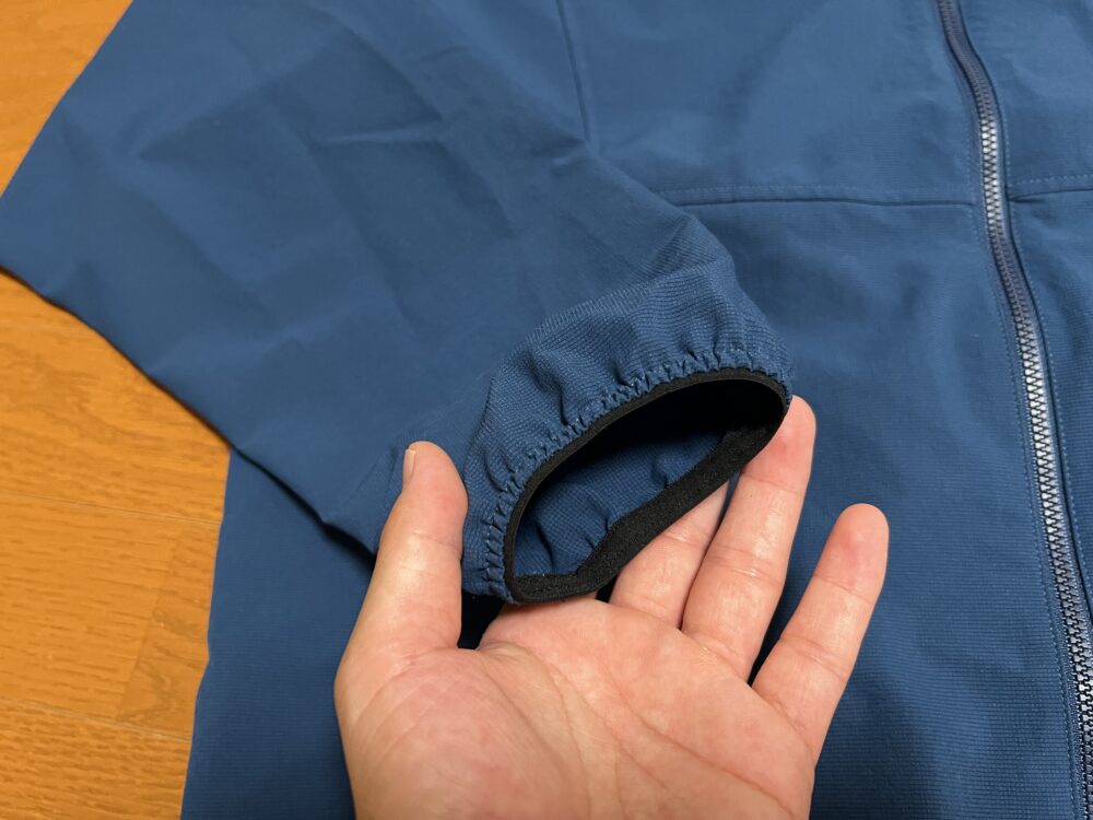 袖先はゴムになっている