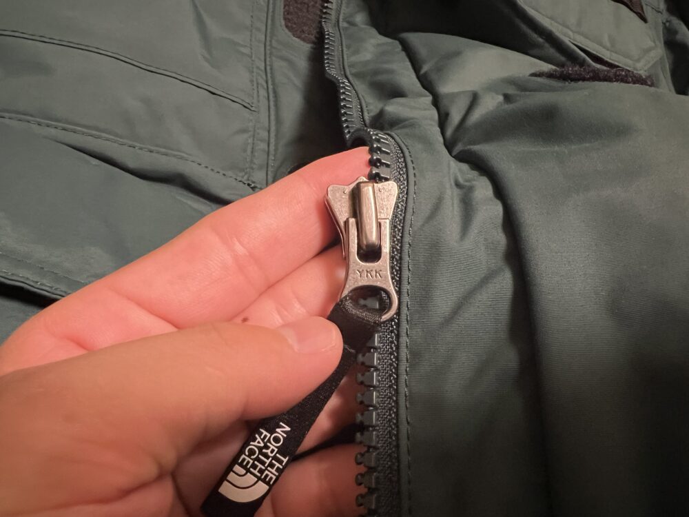 ジッパーはYKK