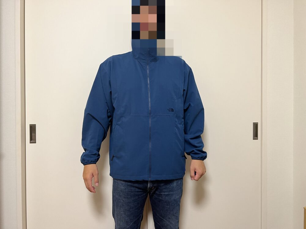 フードを着用して