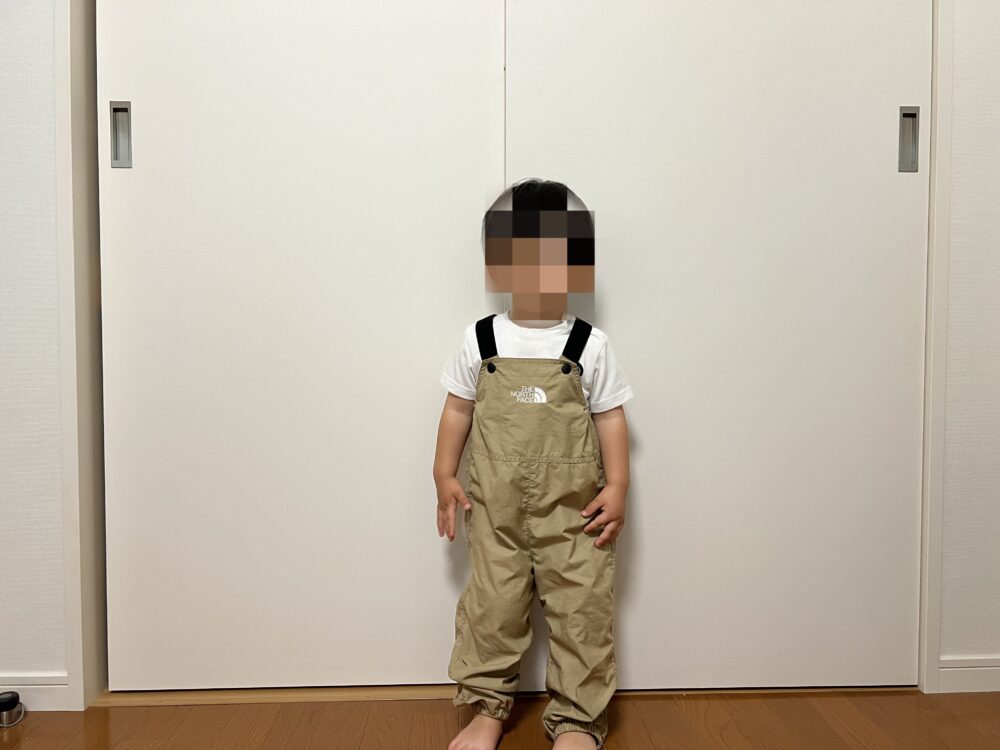 90cmの息子が「90cmのフィールドビブ」を着用（正面）
