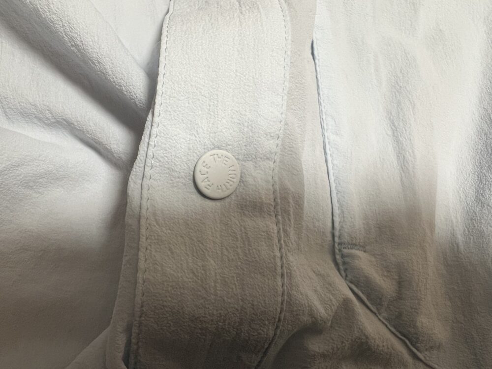 ボタンにもノースフェイスのロゴ