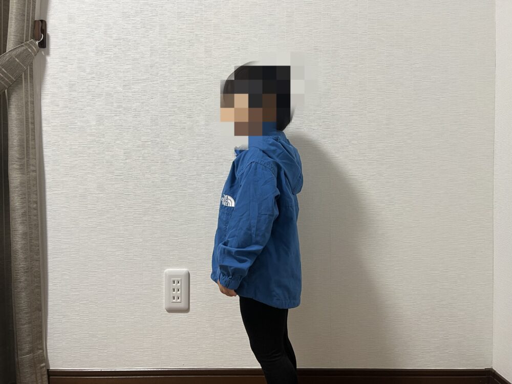 身長90㎝,体重13㎏ 90cmサイズ着用 側面