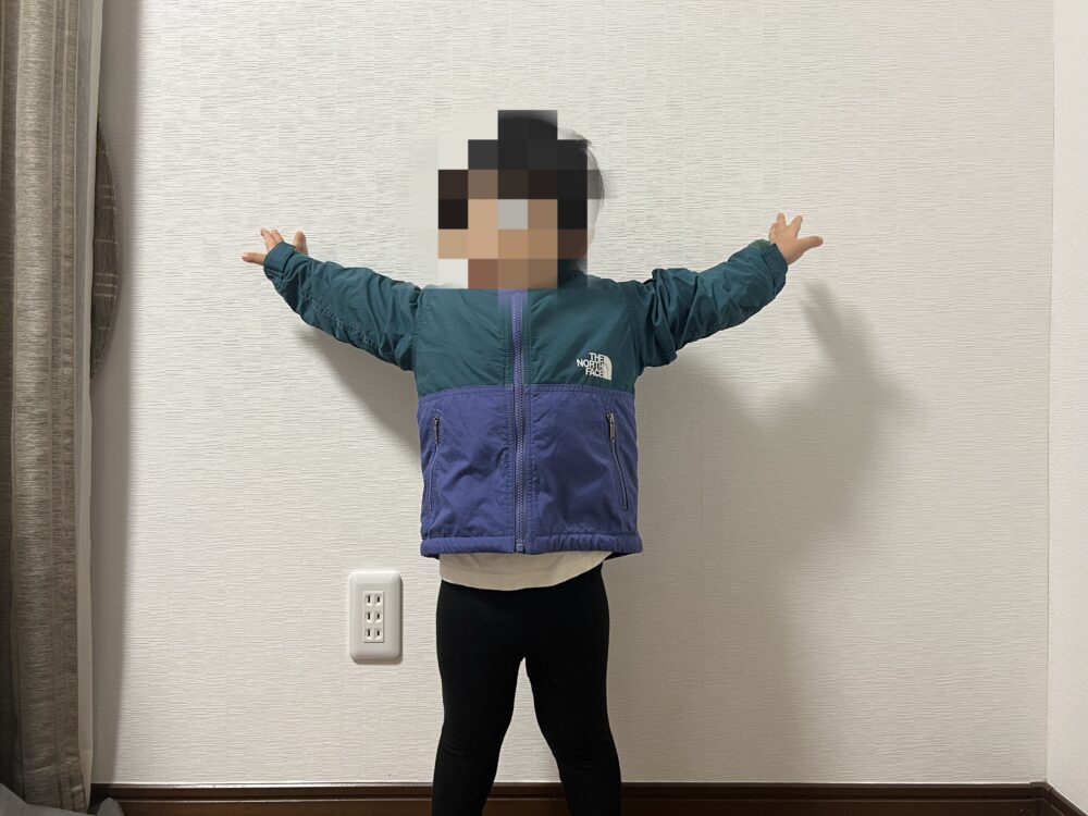 身長90㎝，体重13㎏ 90cmサイズ着用　腕を広げたイメージ