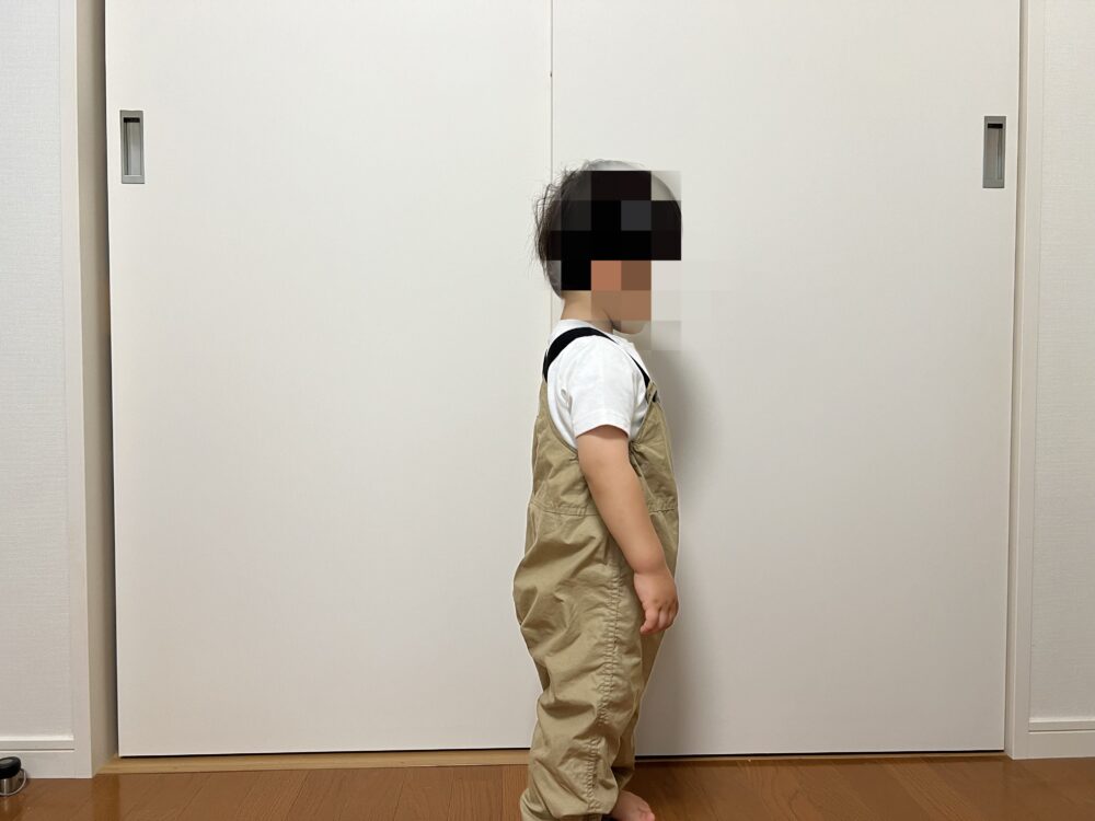 90cmの息子が「90cmのフィールドビブ」を着用（側面）