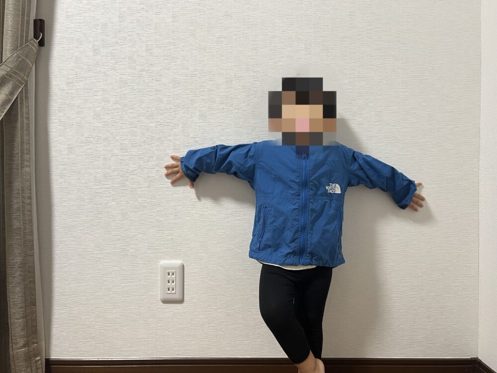 身長90㎝,体重13㎏ 90cmサイズ着用 腕を広げた状態のイメージ