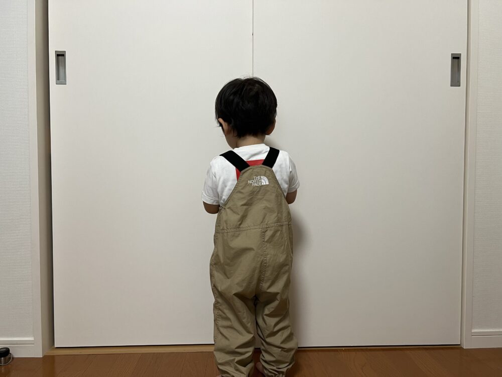90cmの息子が「90cmのフィールドビブ」を着用（背面）