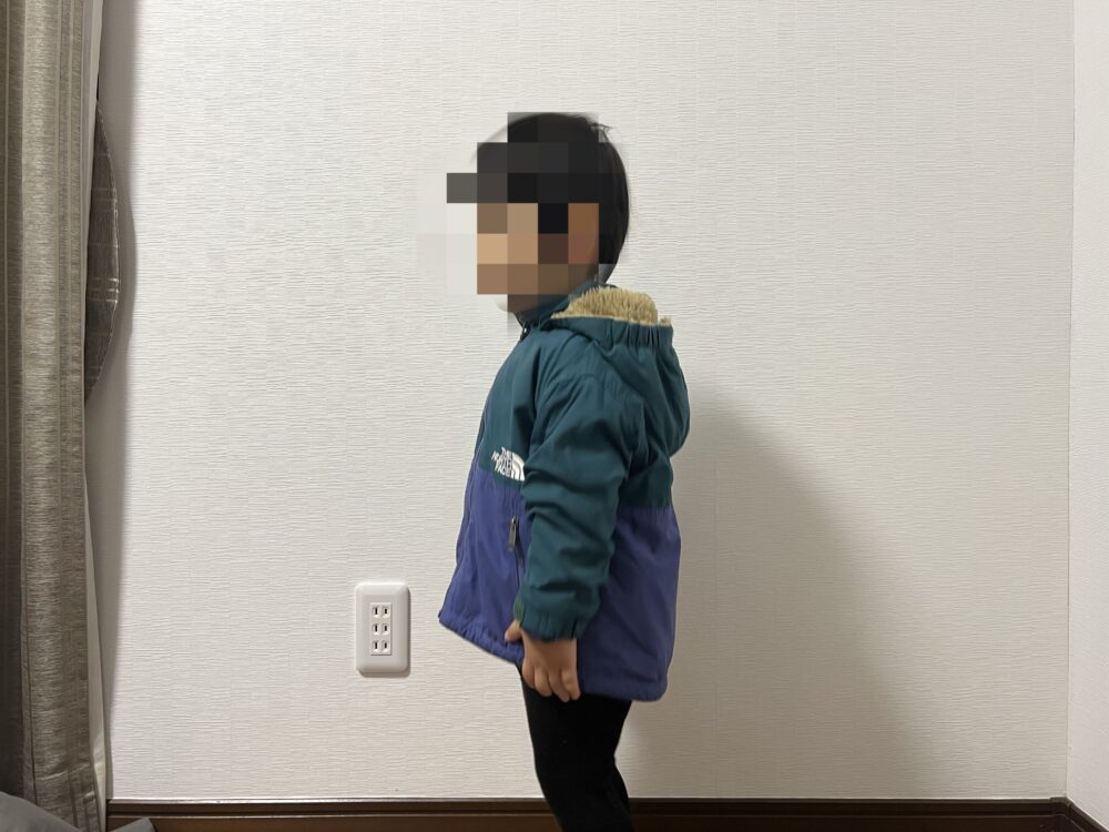 身長90㎝，体重13㎏ 90cmサイズ着用　側面