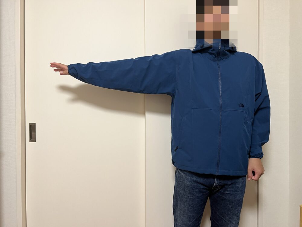 腕を開いて