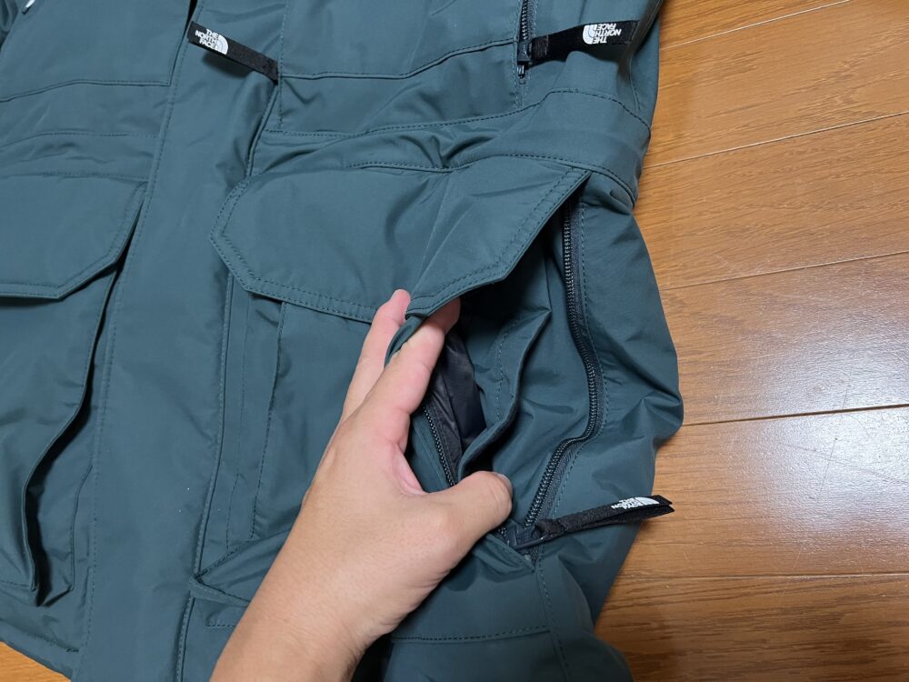 下のポケットもサイドにも空間