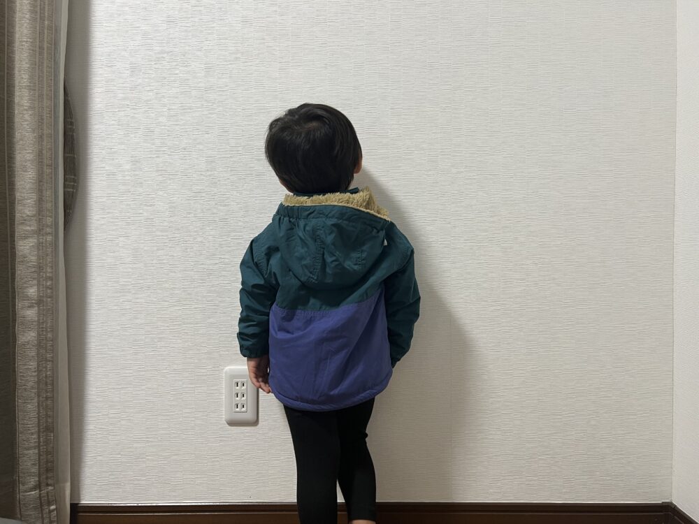 身長90㎝，体重13㎏ 90cmサイズ着用　背面