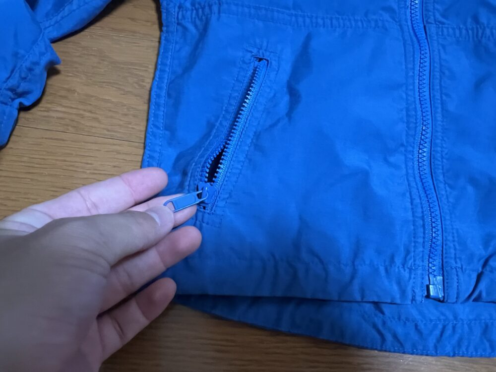 サイドのポケットにはジッパーあり