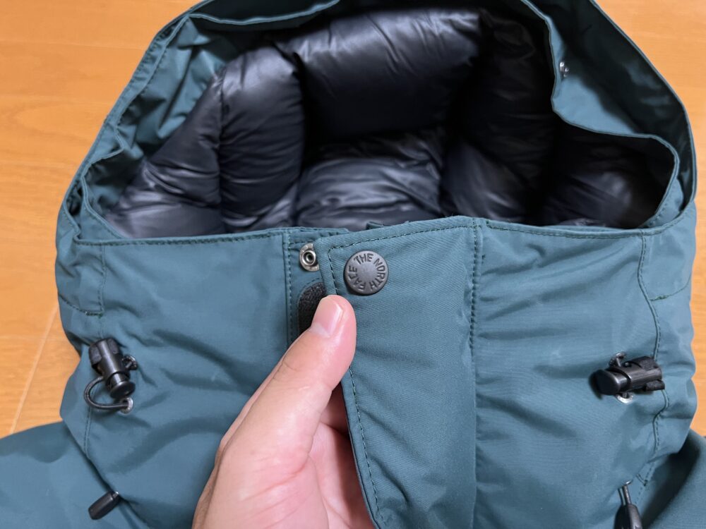 ボタンにはノースフェイスのロゴ