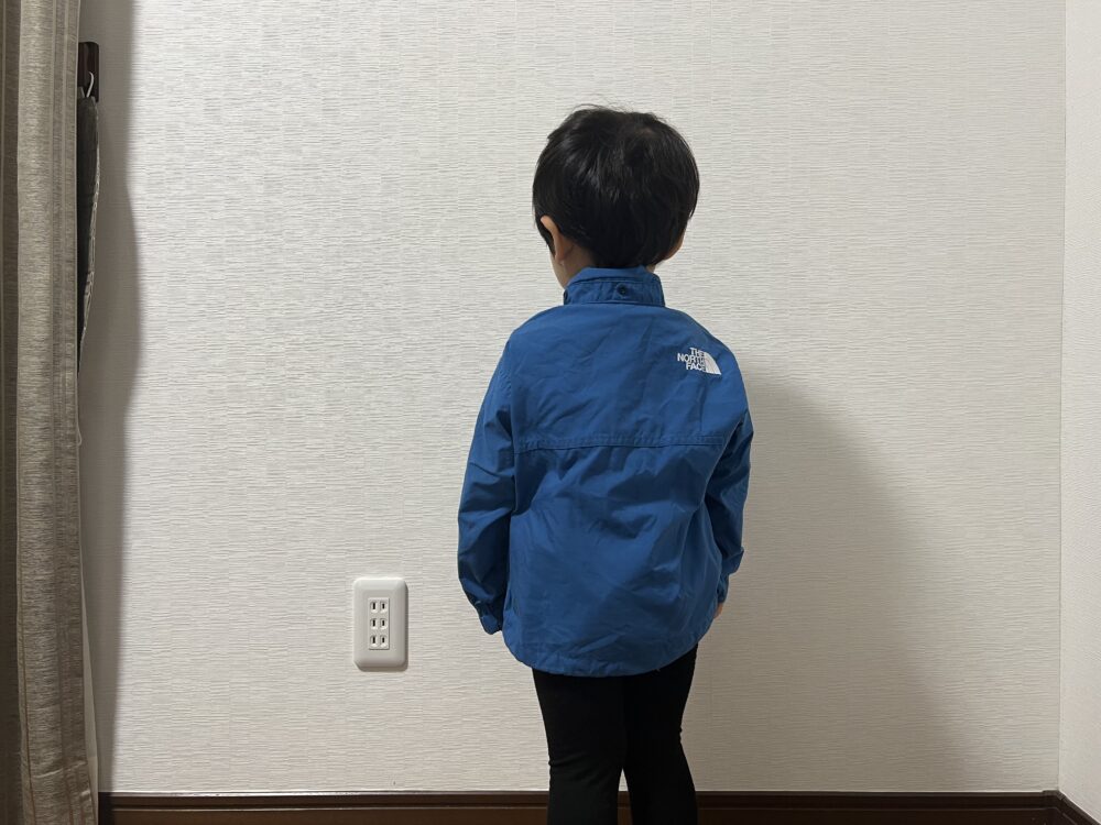 身長90㎝,体重13㎏ 90cmサイズ着用 背面