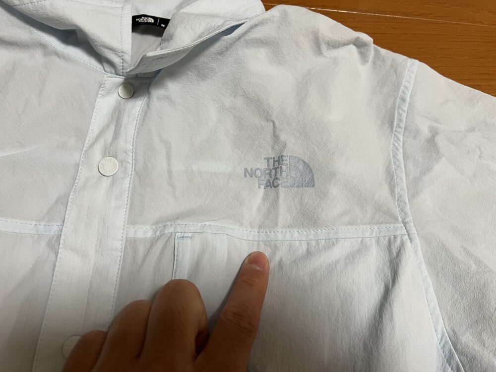 左胸のロゴはプリント