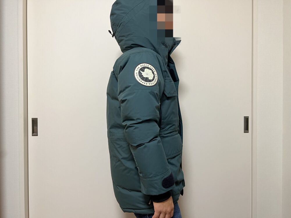 側面からSサイズ着用 フードを被って