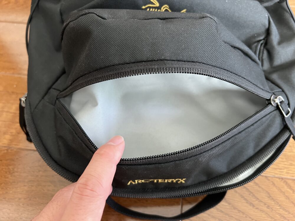 フロントポケット