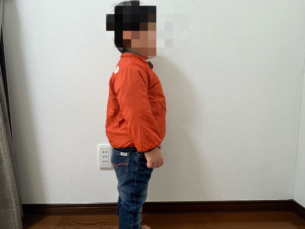 ●身長90㎝，体重13㎏ 80cmサイズ着用　側面