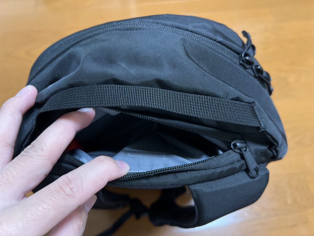 背面とメインコンパートメントの間のポケット