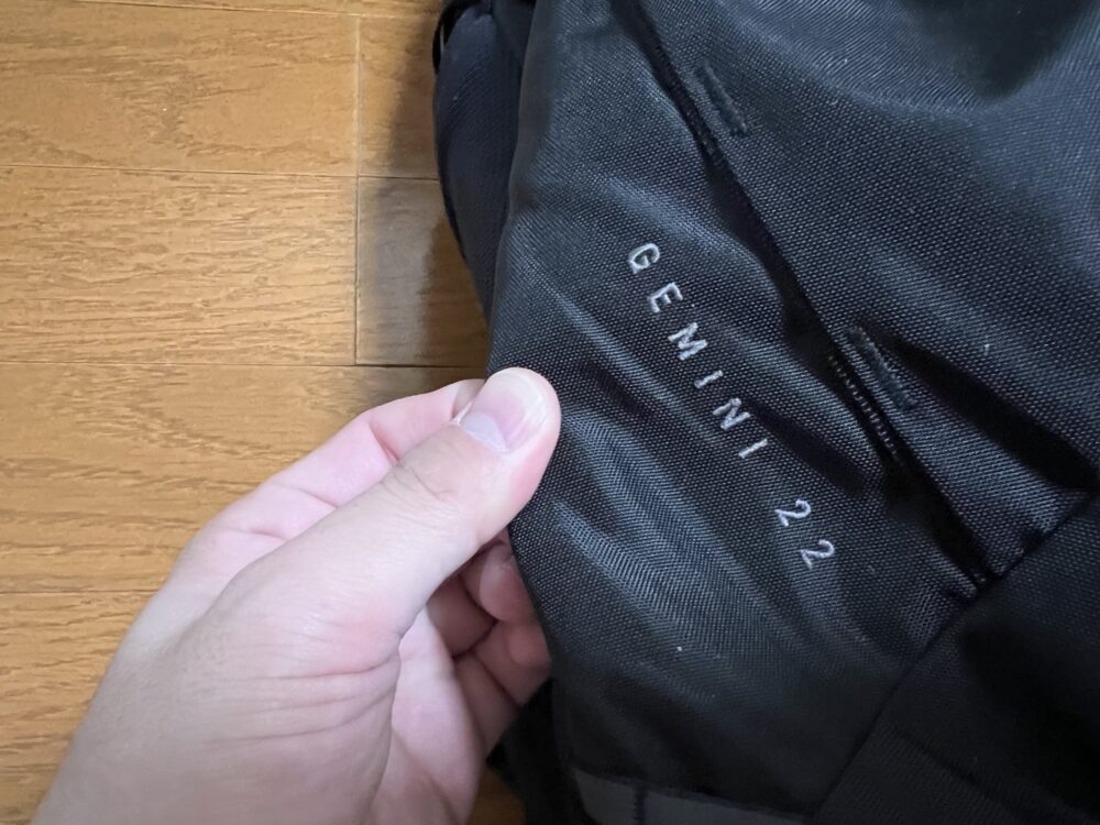 バックパックの名前もブラック