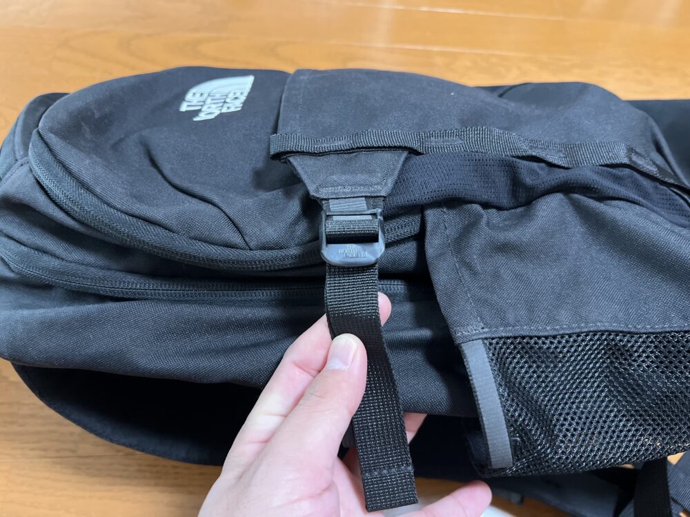 サイドポケットのバックル