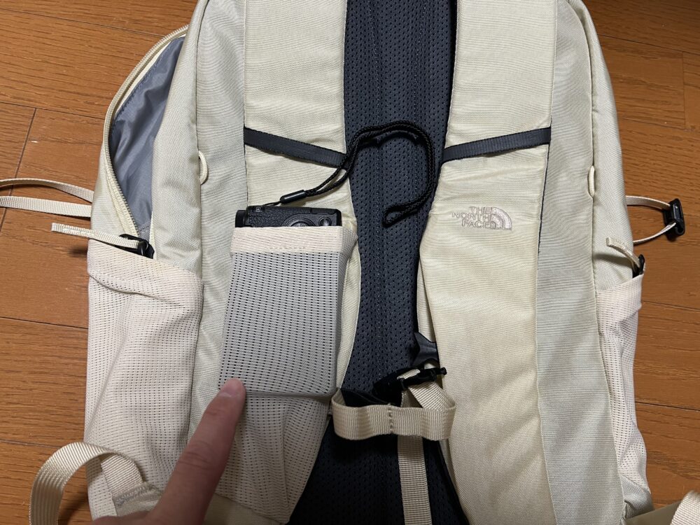 ショルダーハーネスのポケット