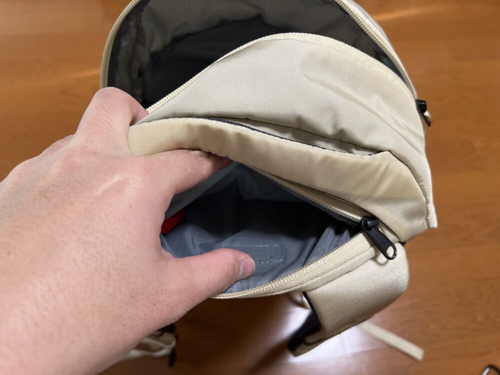 背面とメインコンパートメントの間のポケット