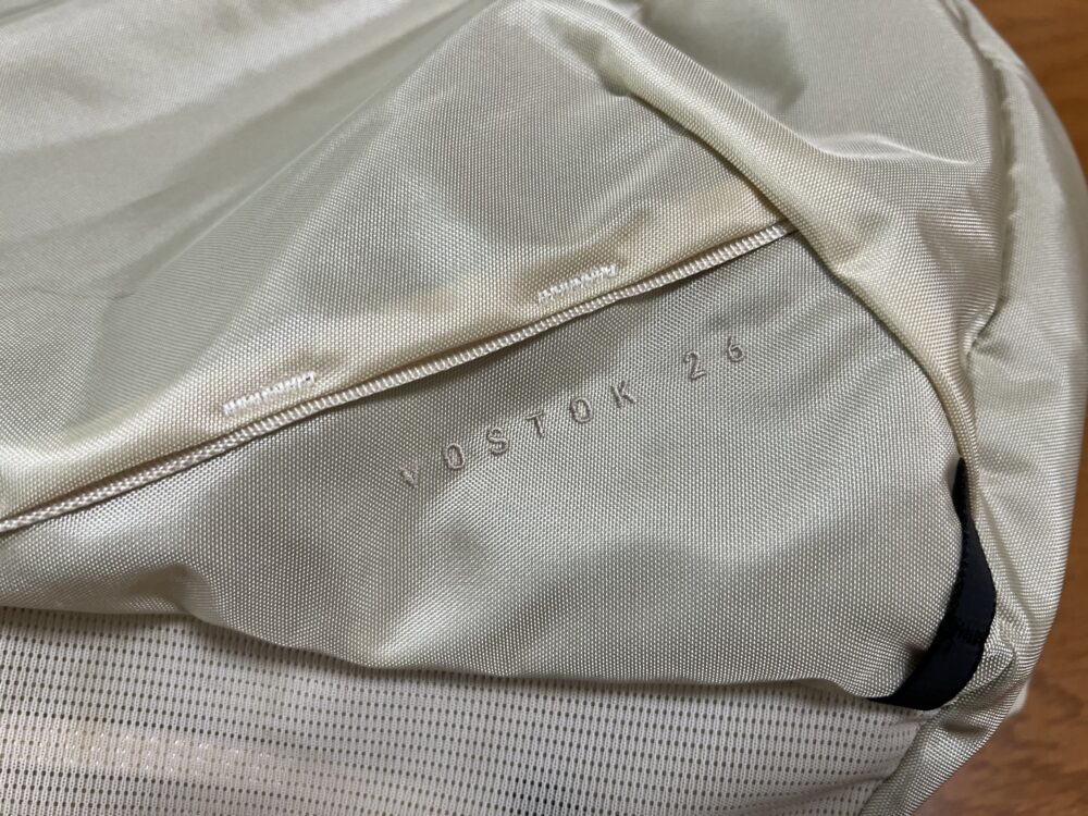 バックパックの名前も同色