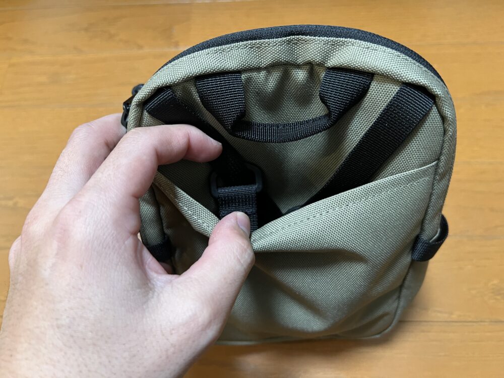 ショルダーストラップ収納