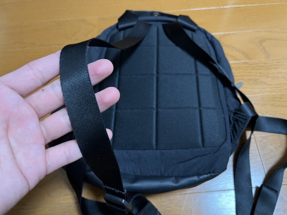 細いショルダーハーネス