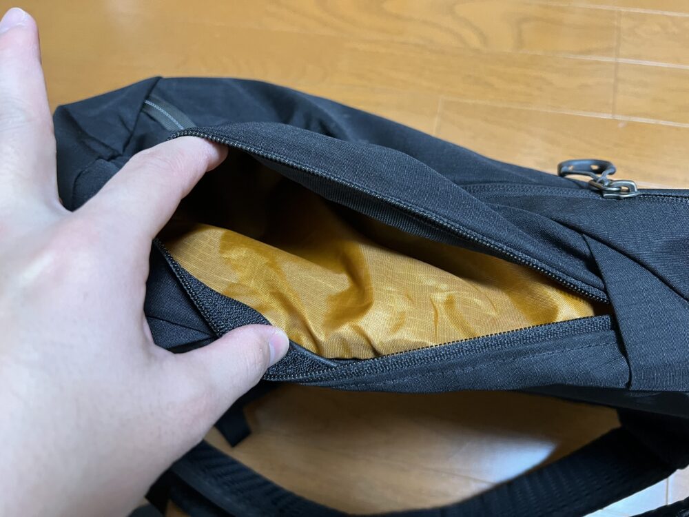 サイドのジッパーポケット