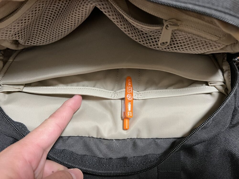 フロントポケットのオーガナイザー