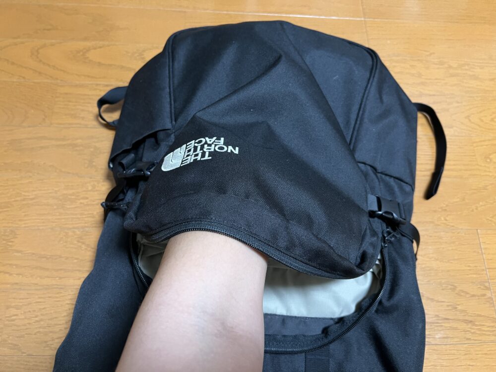 フロントポケットは大きい