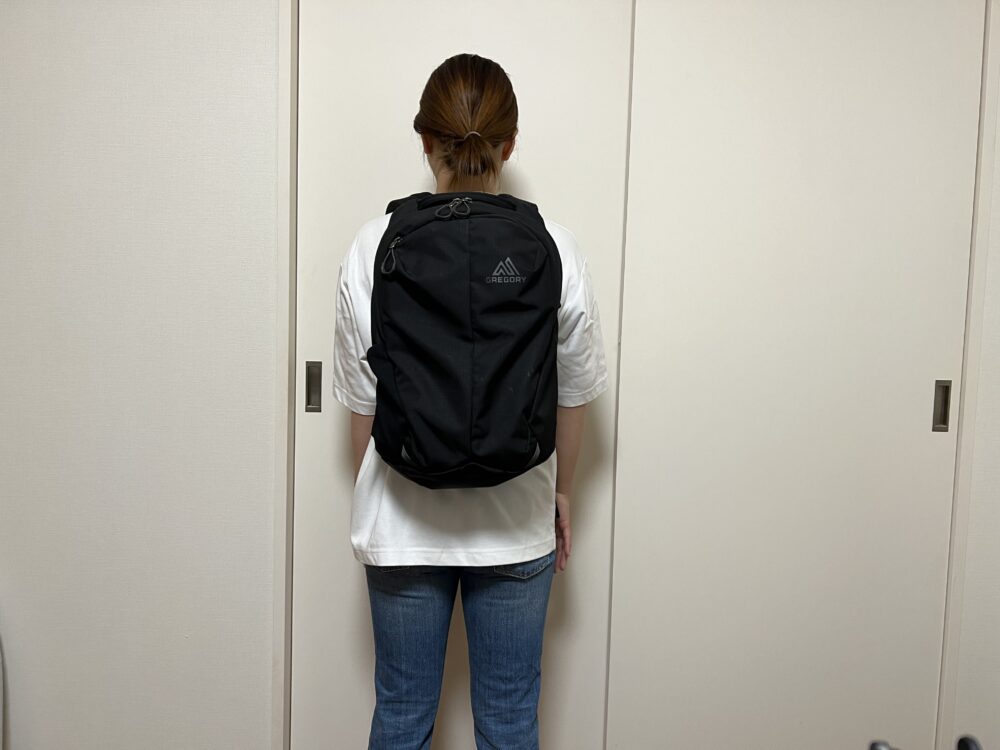 女性が背負うと