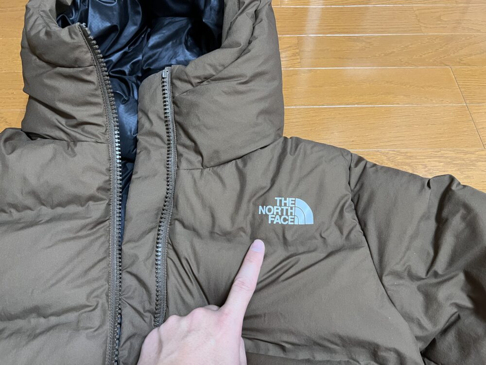 左胸のロゴはプリント